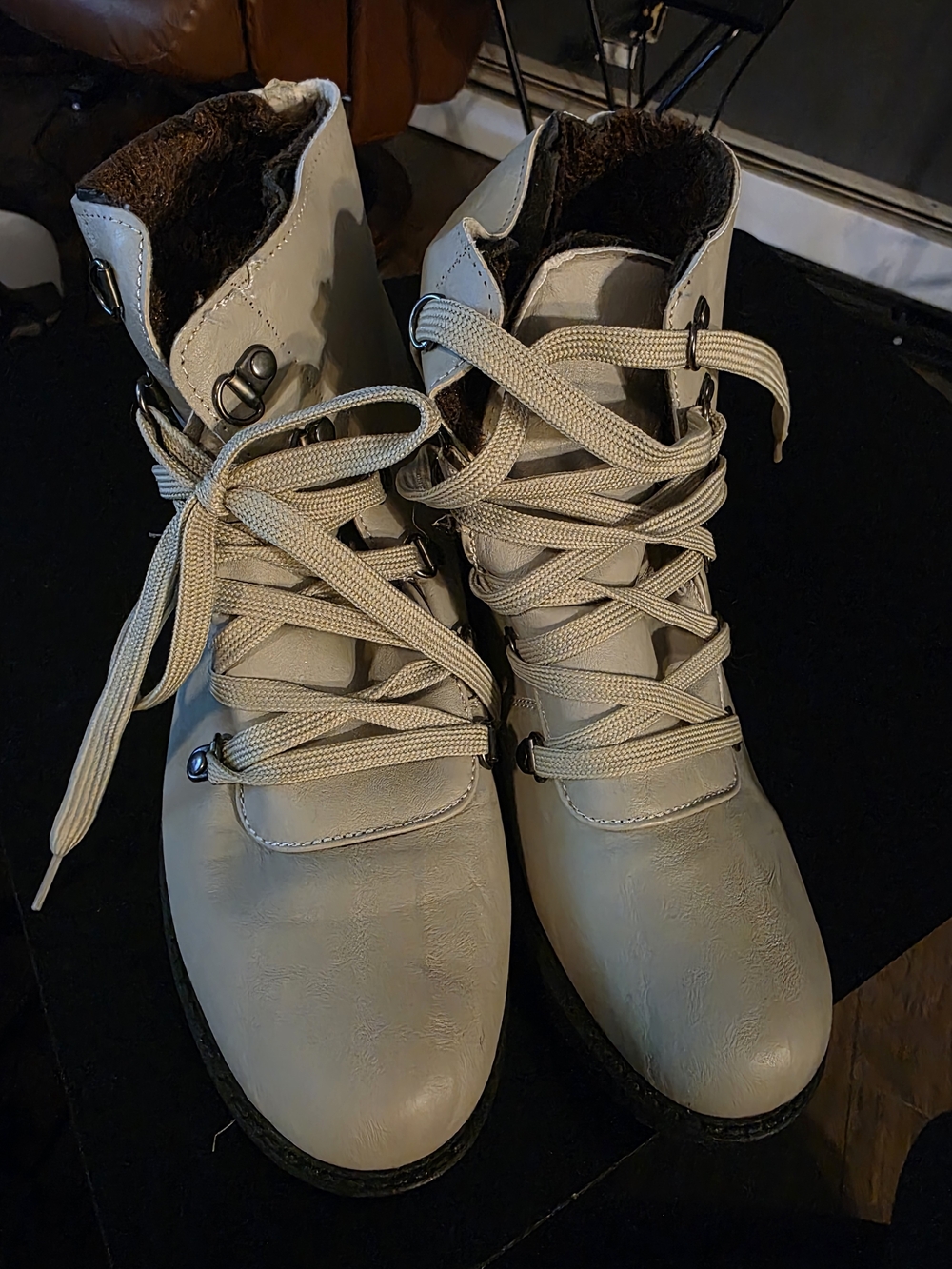 Wanted Women’s Beige Faux Fur Lace-Up Ankle Boots Size 8.5 - Picture 2 of 5